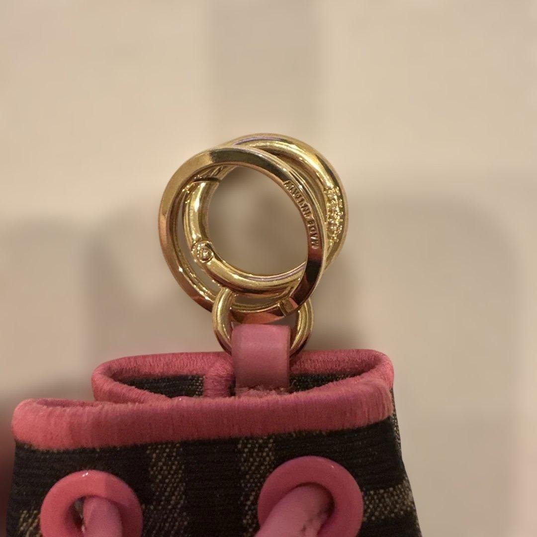 FENDI フェンディ　新品　未使用　巾着型ブラック・ピンクキーホルダー