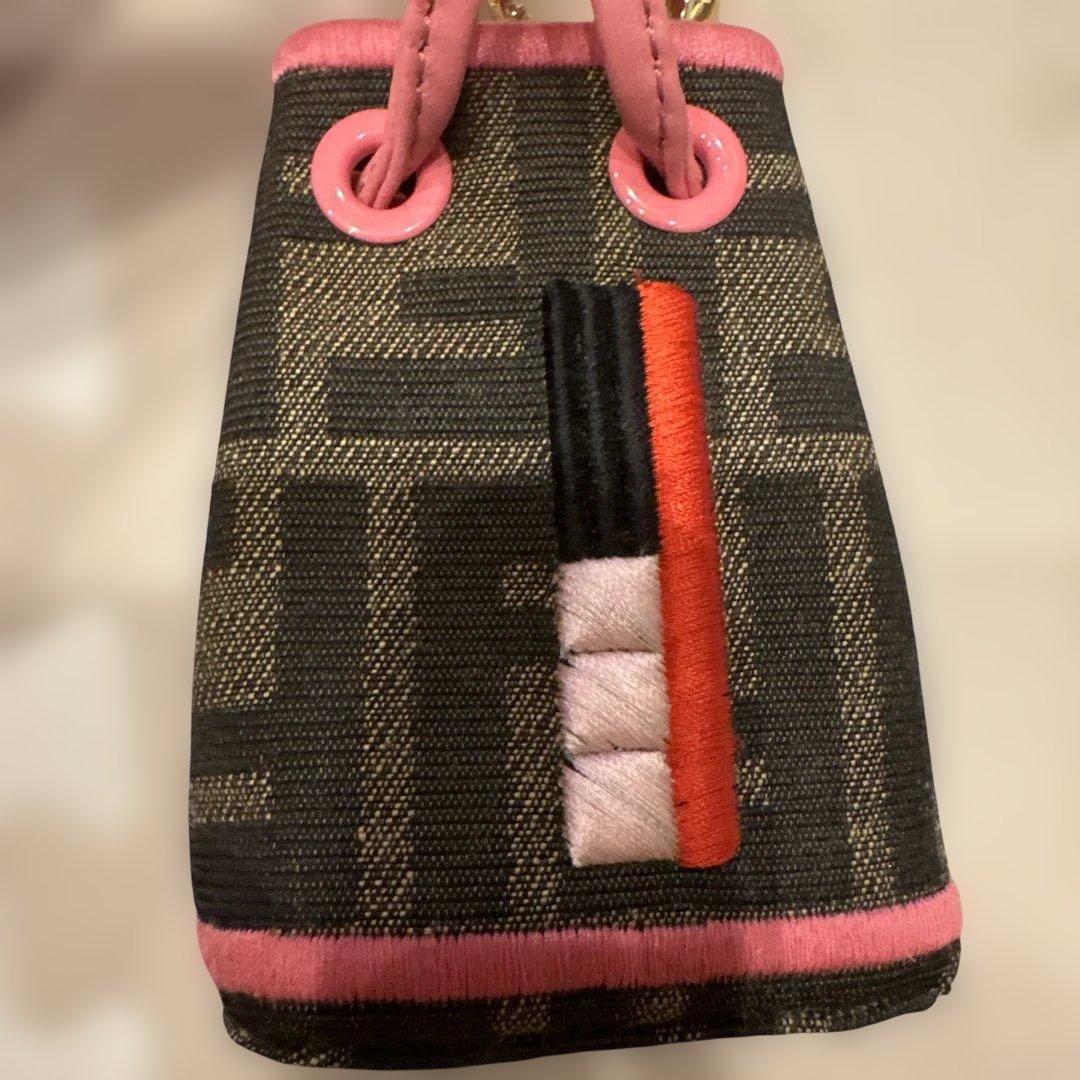 FENDI フェンディ　新品　未使用　巾着型ブラック・ピンクキーホルダー