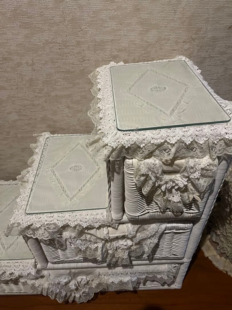 さえら　ラタン　レース装飾のホワイトラタン収納ボックス