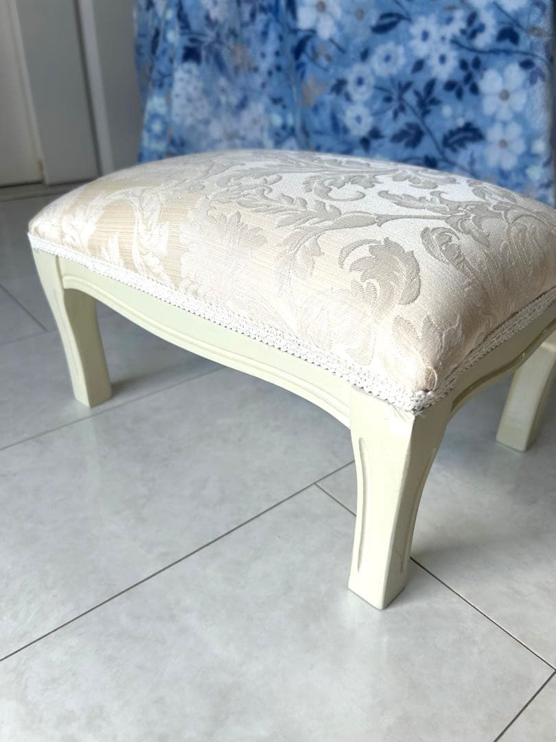 イタリアフットスツール　猫脚ホワイトベージュ　W34✖️D23.5✖️H20.5cm