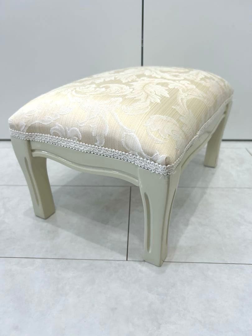 イタリアフットスツール　猫脚ホワイトベージュ　W34✖️D23.5✖️H20.5cm