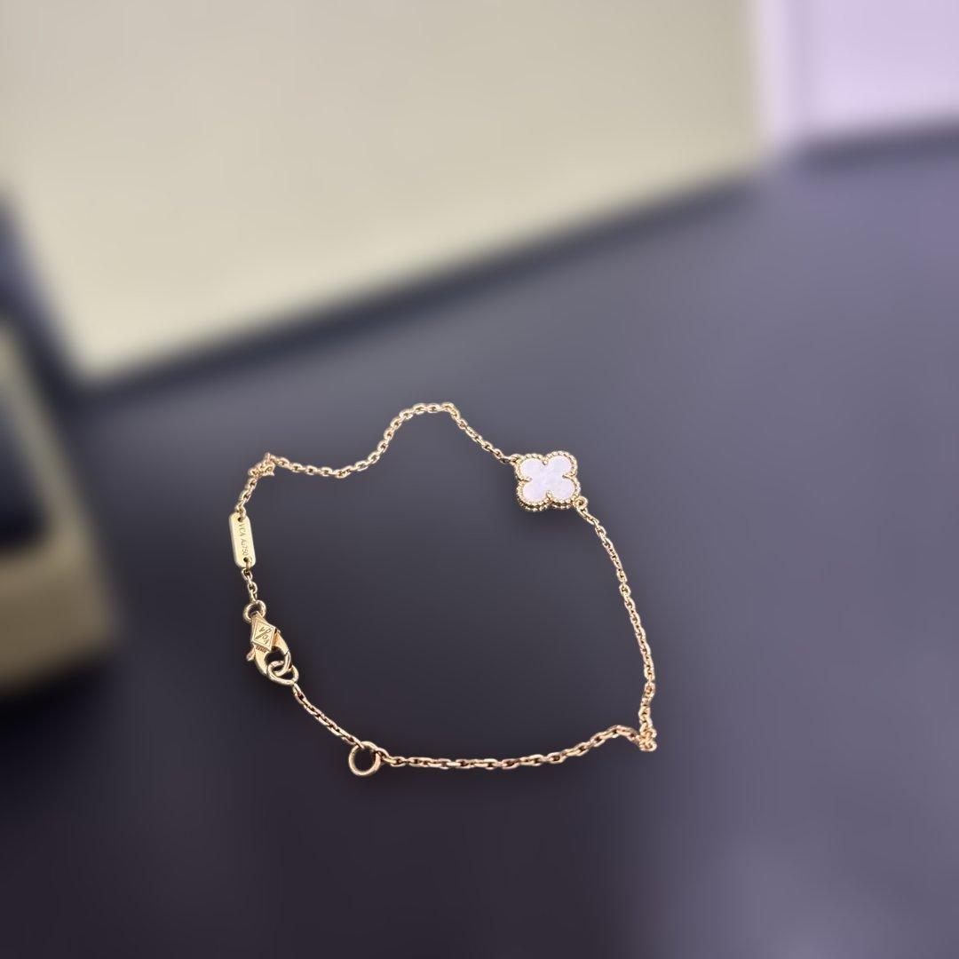 Van Cleef & Arpels スイートアルハンブラブレスレット白蝶貝