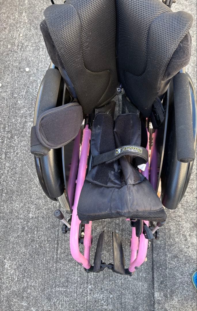 家虎　自走用車椅子 黒とピンク 子供用