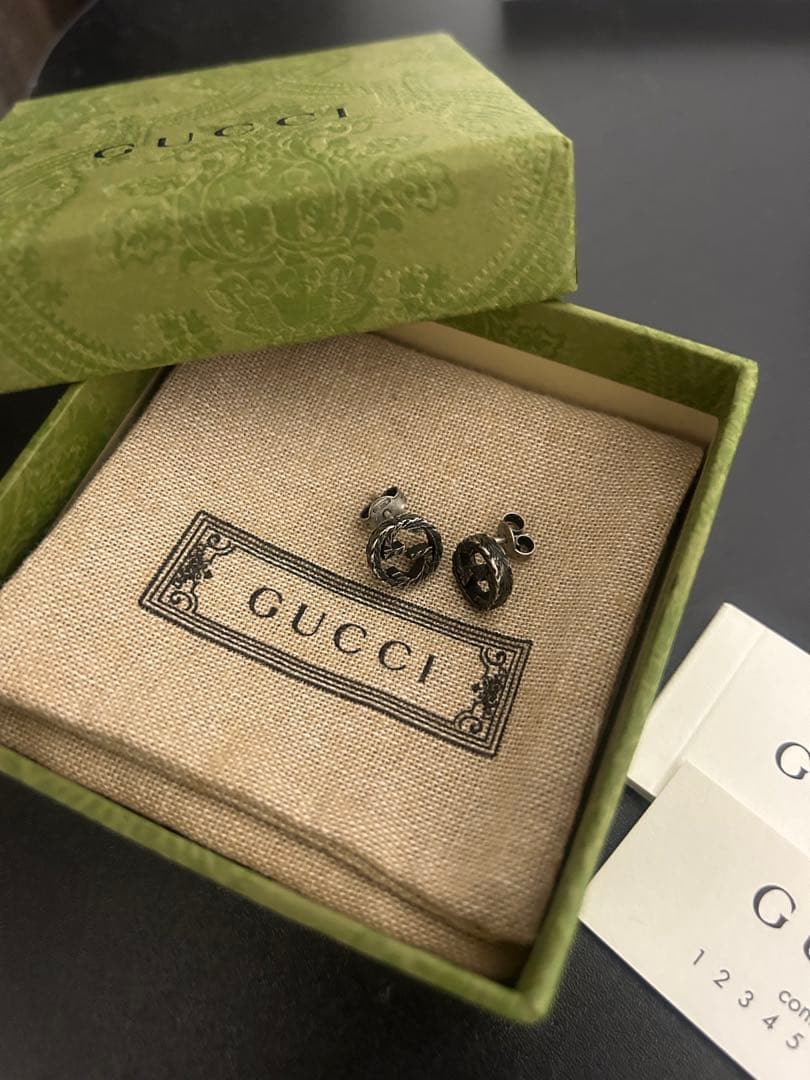 GUCCI ブラック スタッドピアス