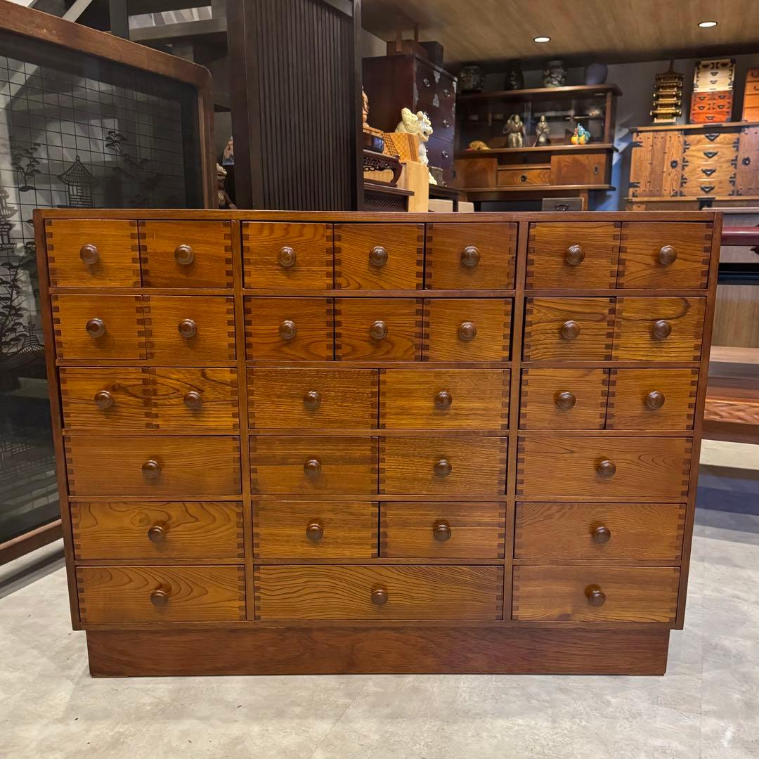 珍しい逸品] シンプルでレトロな31杯引出し収納 薬棚 薬箪笥 レトロ