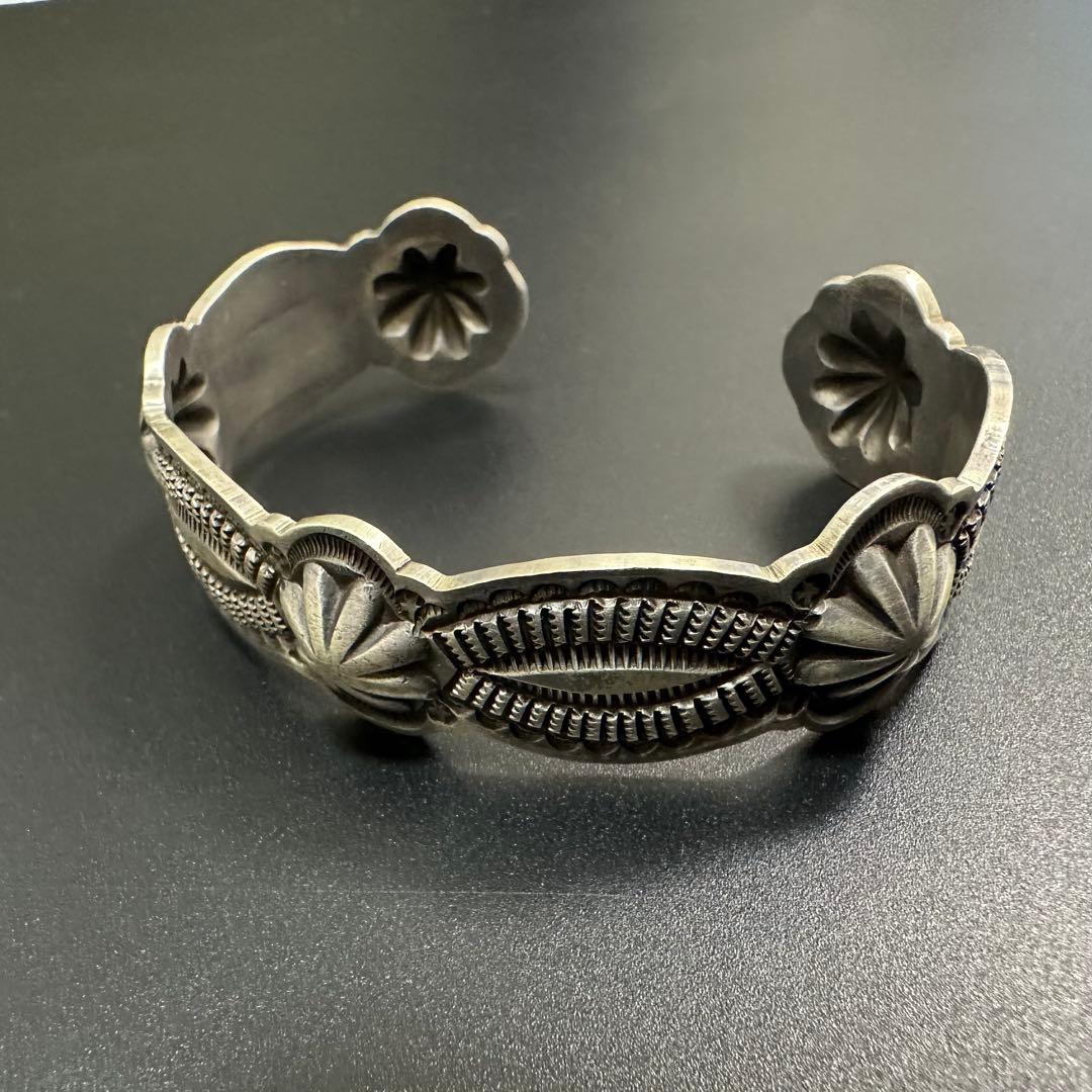 Navajo Gary Reeves 5連コンチョ スタンプワーク バングル - メルカリ