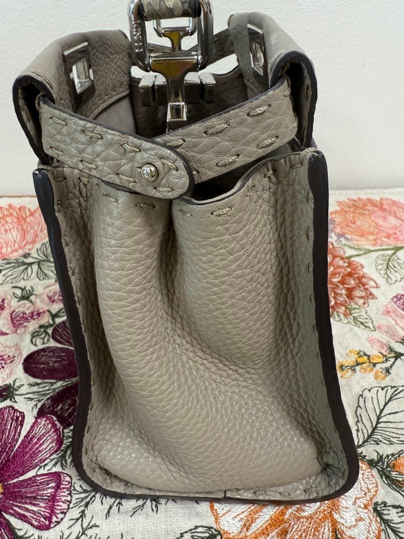 Nanana様専用 FENDI ピーカブー スモールサイズ グレージュ - メルカリ