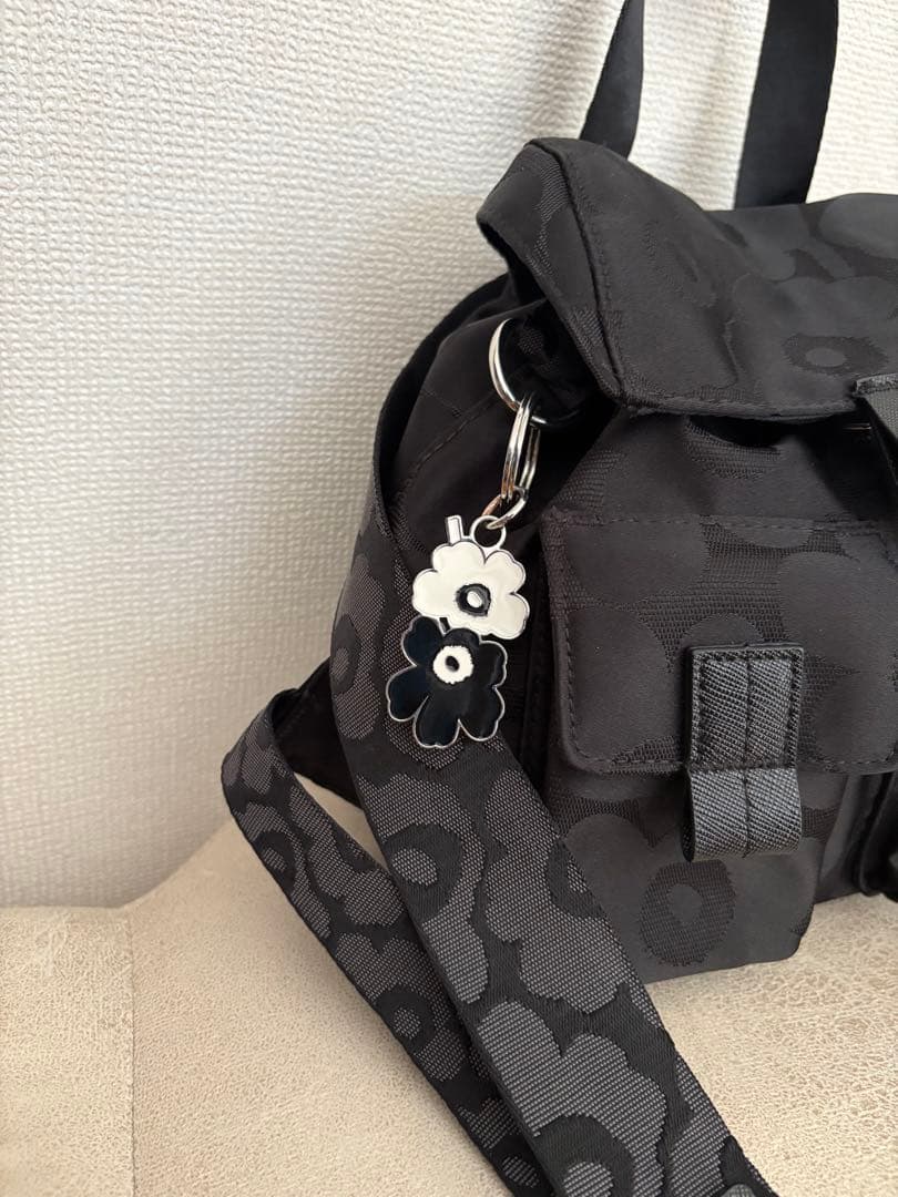 マリメッコ　キーリング付き　ブラックミニリュック