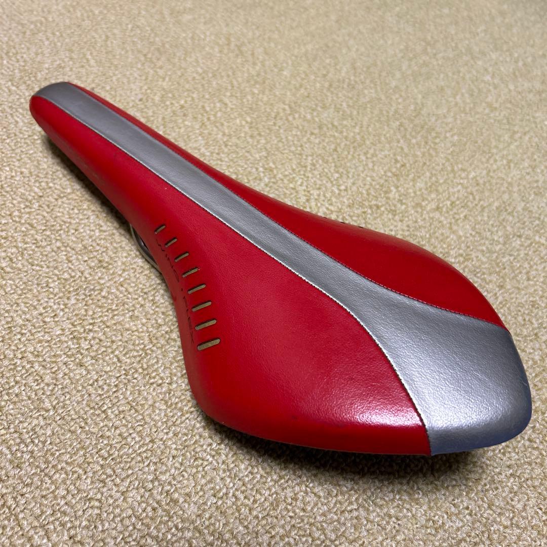 フィジーク　エルゴノミックサドル レッド・シルバー