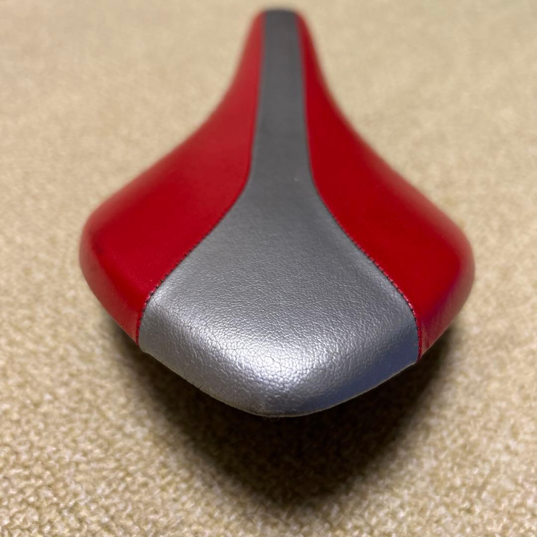 フィジーク　エルゴノミックサドル レッド・シルバー