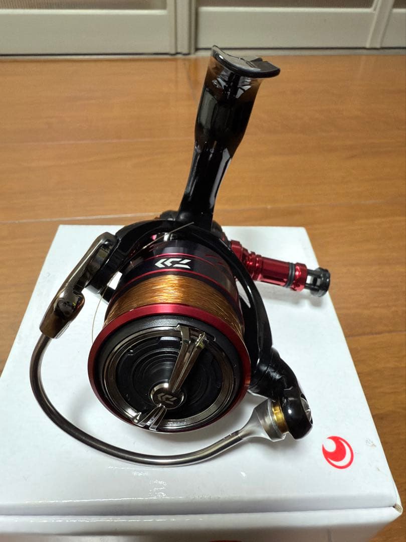18月下美人ダイワ スピニングリール 黒赤