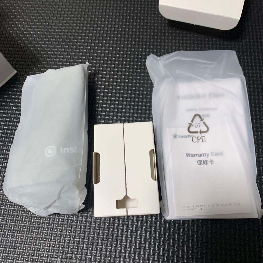 Insta360 Flow スマートフォンスタビライザー　撮影ライト、ケース付属