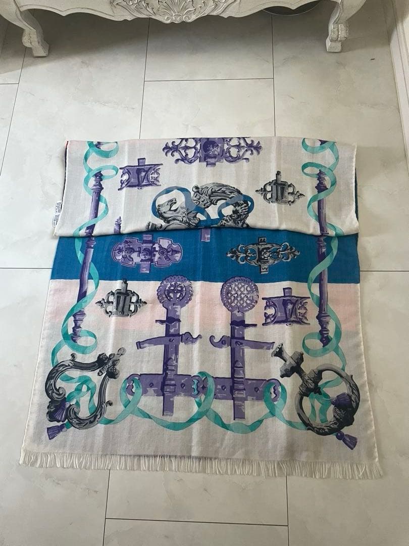 Hermes装飾的なマルチカラーストール