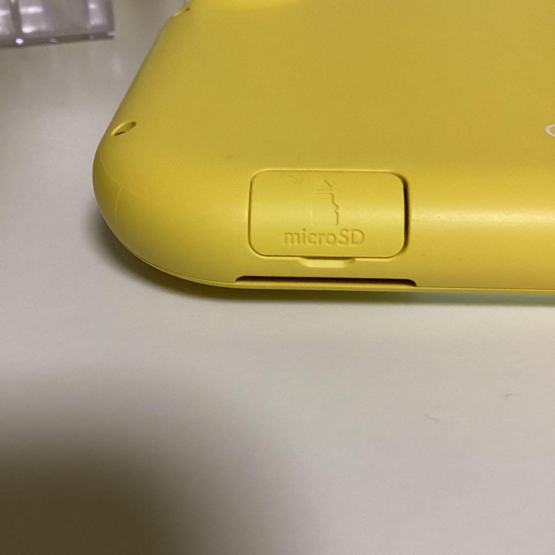 任天堂　Switchライト　イエロー　本体と充電器
