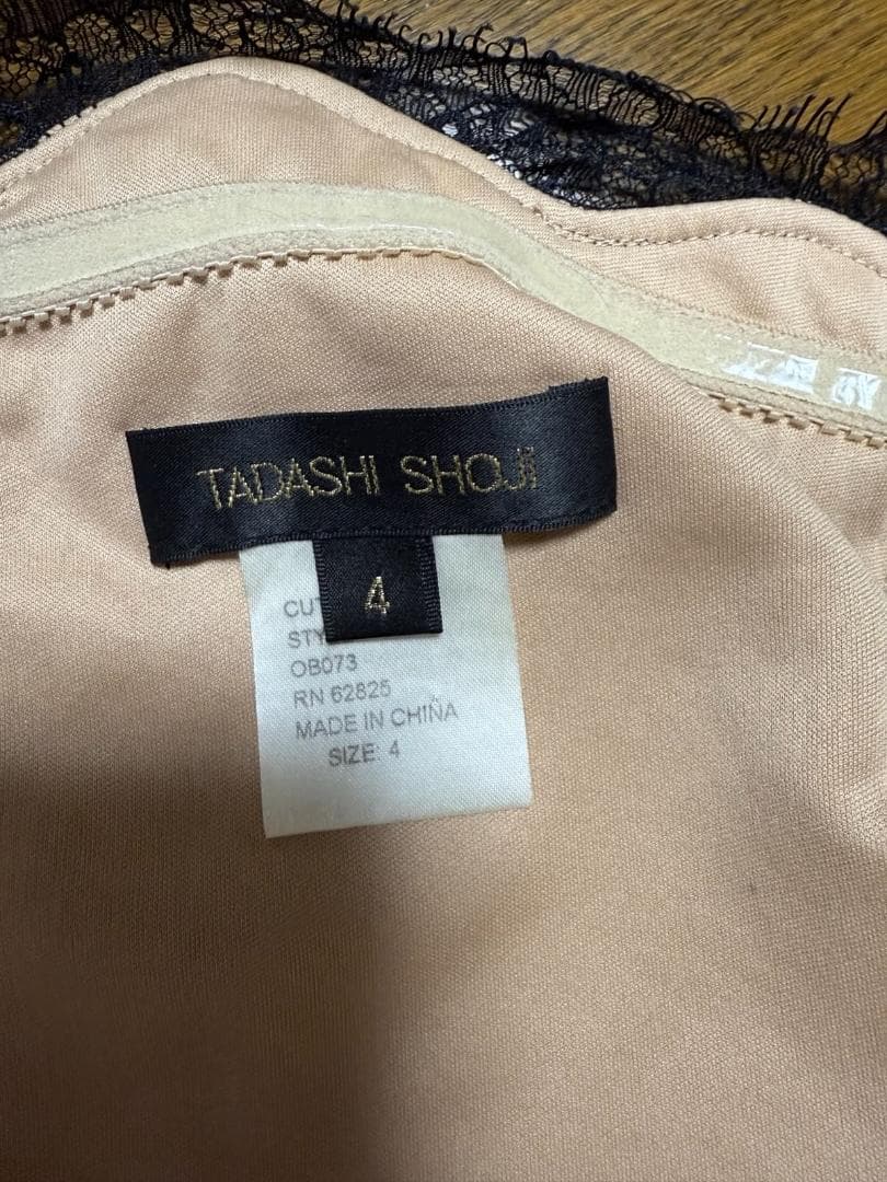 Tadashi shoji オフショルダーレーストップス J024