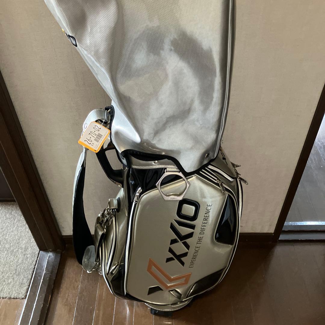 キャディバッグ　XXIO シルバー
