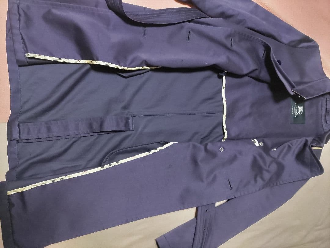 ららば、Burberry バーバリーの濃いパープルトレンチコート