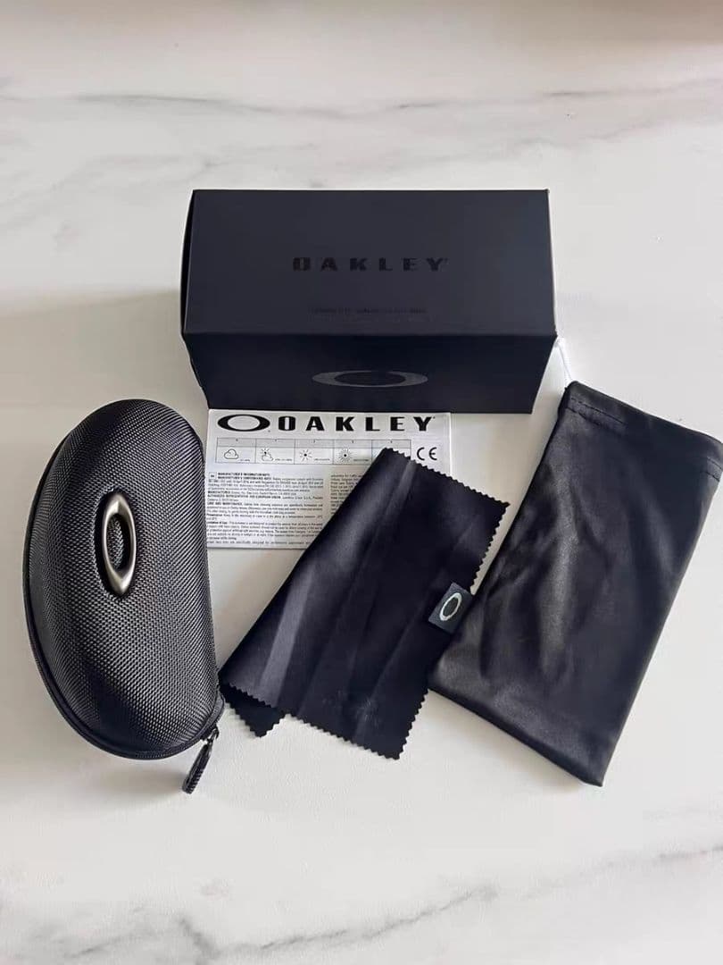 Oakleyブラック スポーツサングラス オーバーサイズ