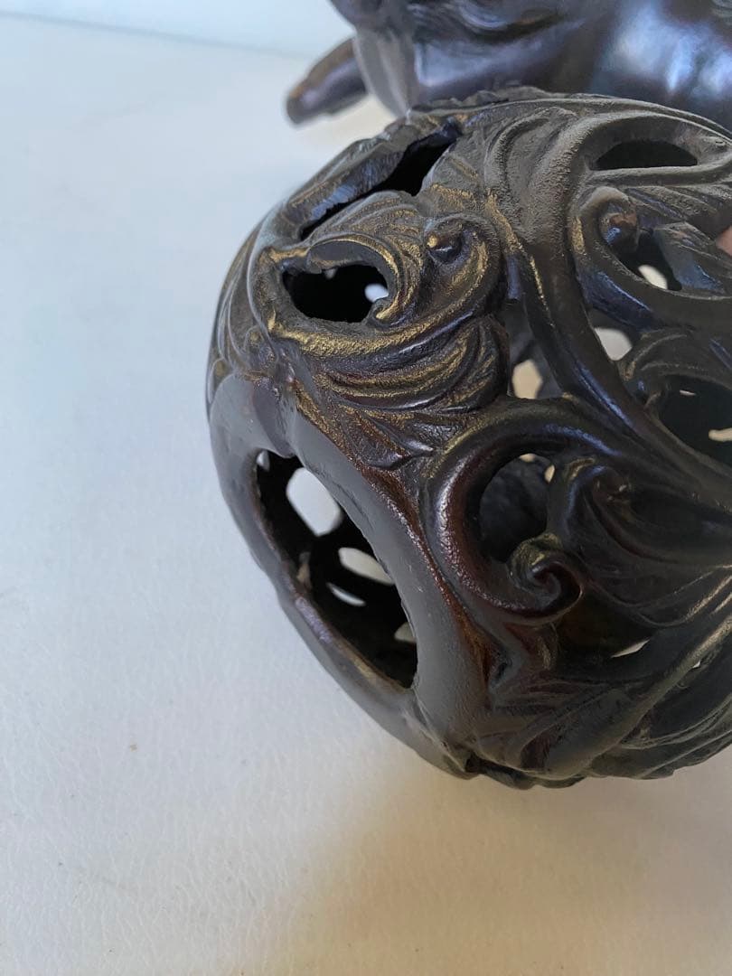 玉乗りシーサー　狛犬　獅子　置物　金属製　魔除け　縁起物　邪気祓い