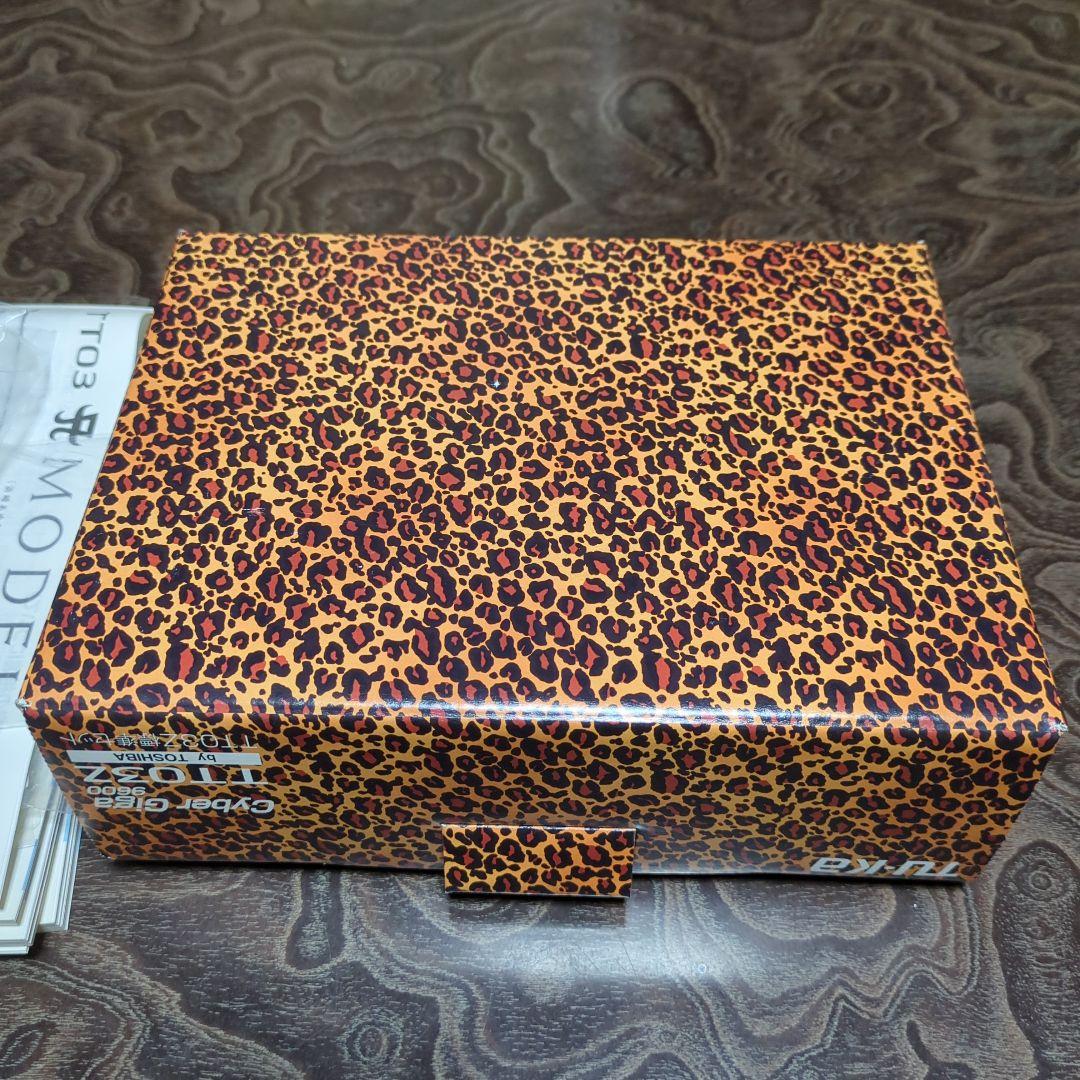 浜崎あゆみ限定モデルの携帯電話 ヒョウ柄デザインのTU-KA TT03