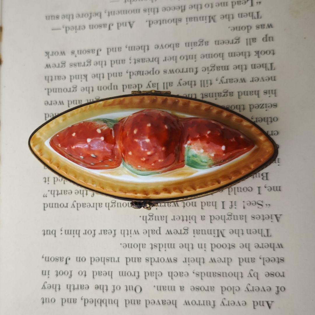 リモージュボックス　いちごのタルト　ミニチュア　ボンボニエール　フランス製　苺