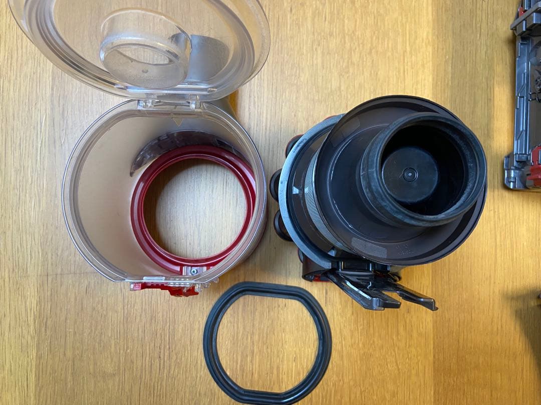 Dyson V8(SV10)掃除機　各種アタッチメント付き　内部清掃済