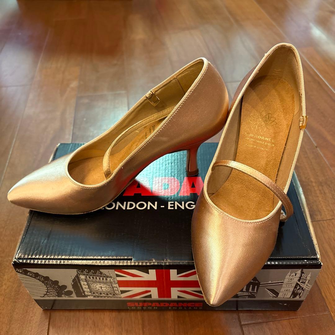 SUPADANCE フレッシュベージュ色のスタンダードシューズ ベルト付き