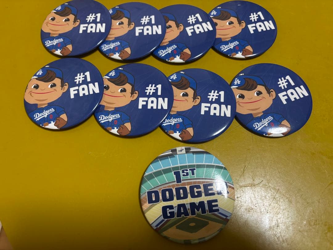 ドジャース ビンスカリーボブルヘッドと非売品缶バッジ
