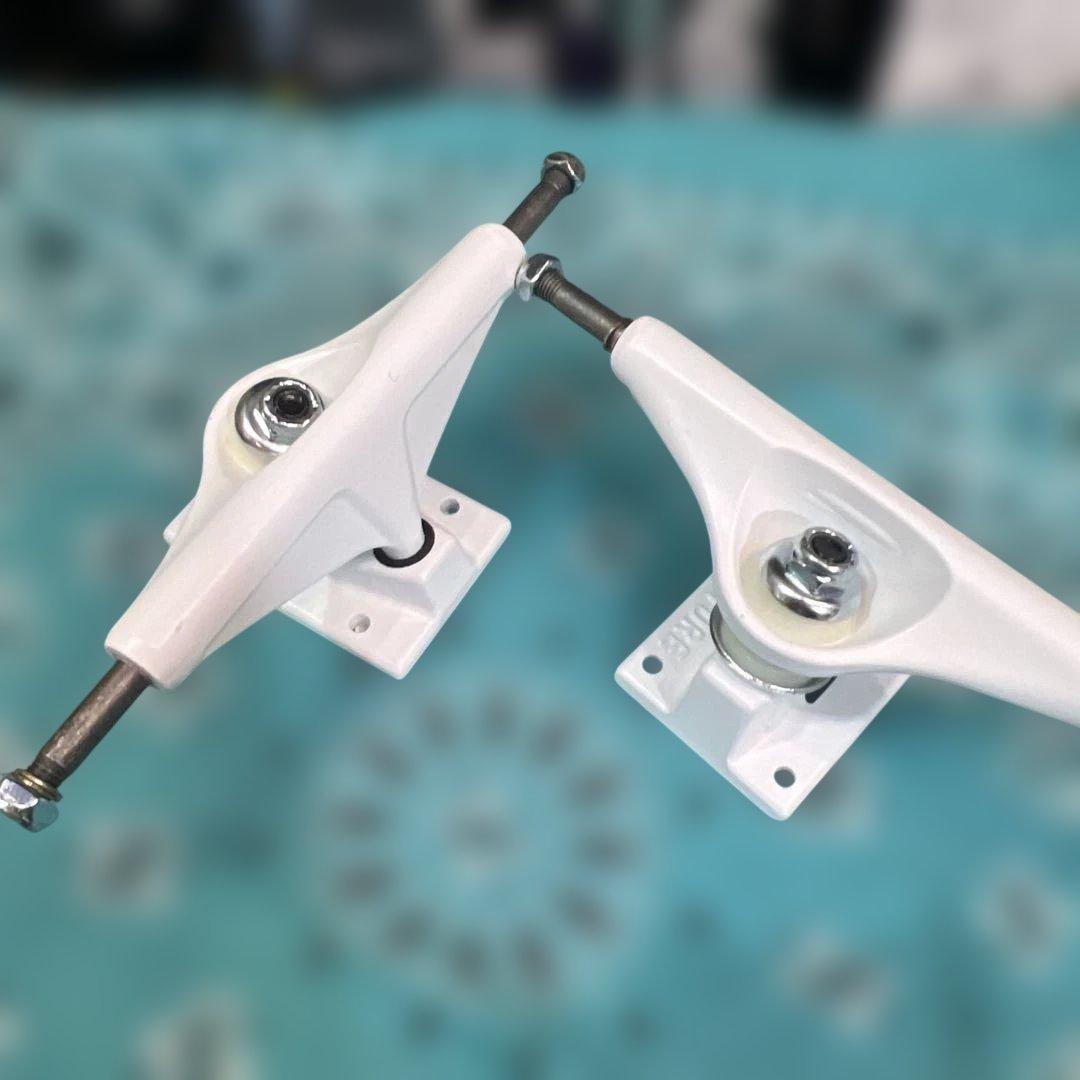 ベンチャースケートボードトラック ホワイト5.2H