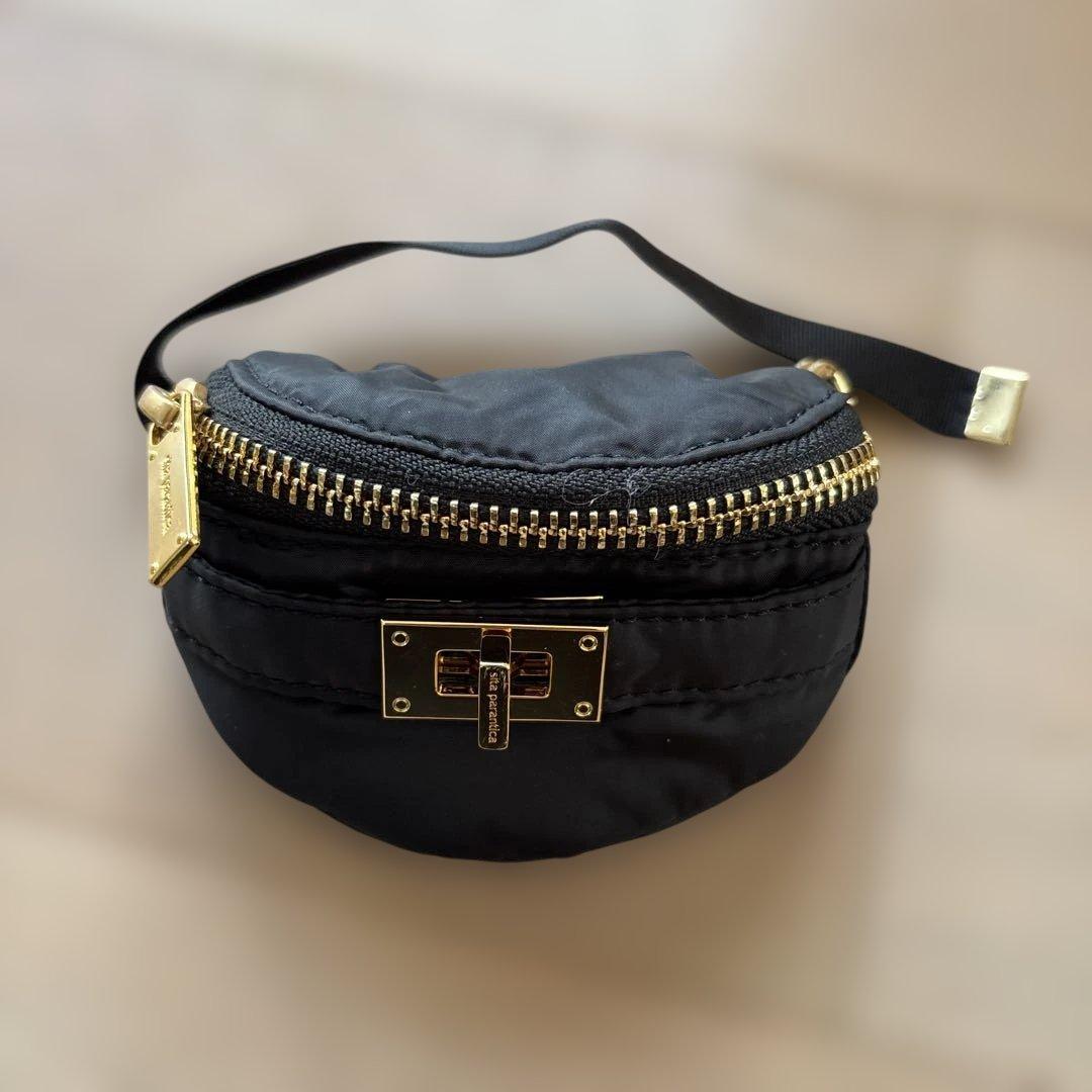 シータ パランティカ　ドゥーズィエムクラス　ナイロンボディバッグ ゴールド金具