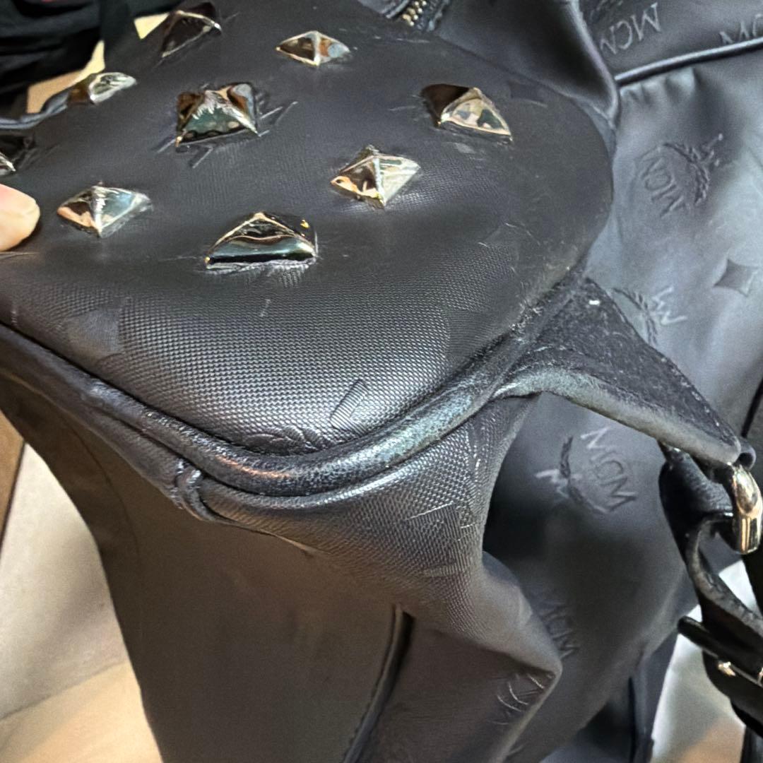 MCM スタッズ付きブラックリュック　本物ギャランティーカードあり