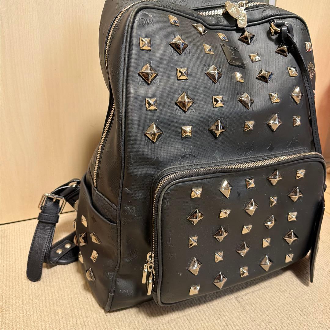MCM スタッズ付きブラックリュック　本物ギャランティーカードあり