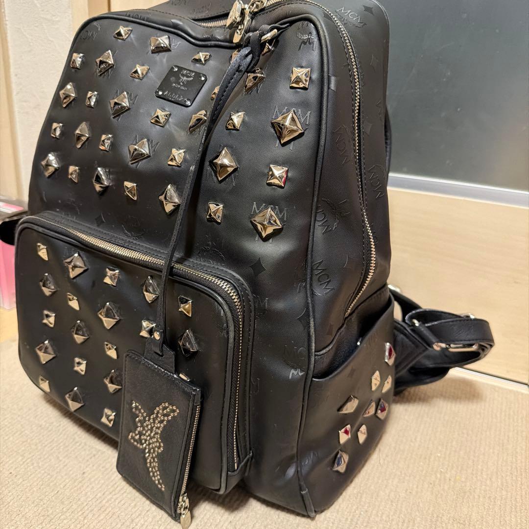 MCM スタッズ付きブラックリュック　本物ギャランティーカードあり