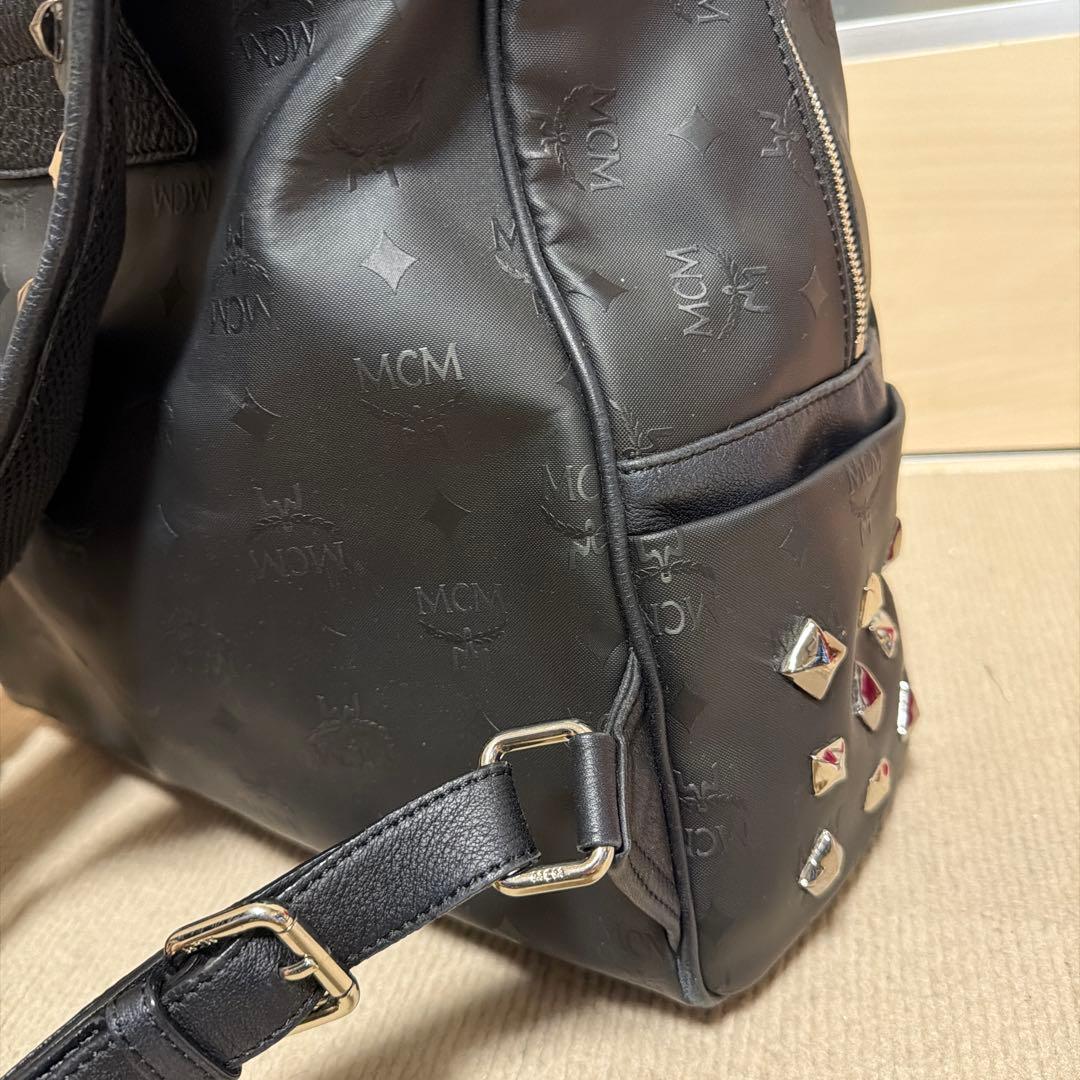 MCM スタッズ付きブラックリュック　本物ギャランティーカードあり