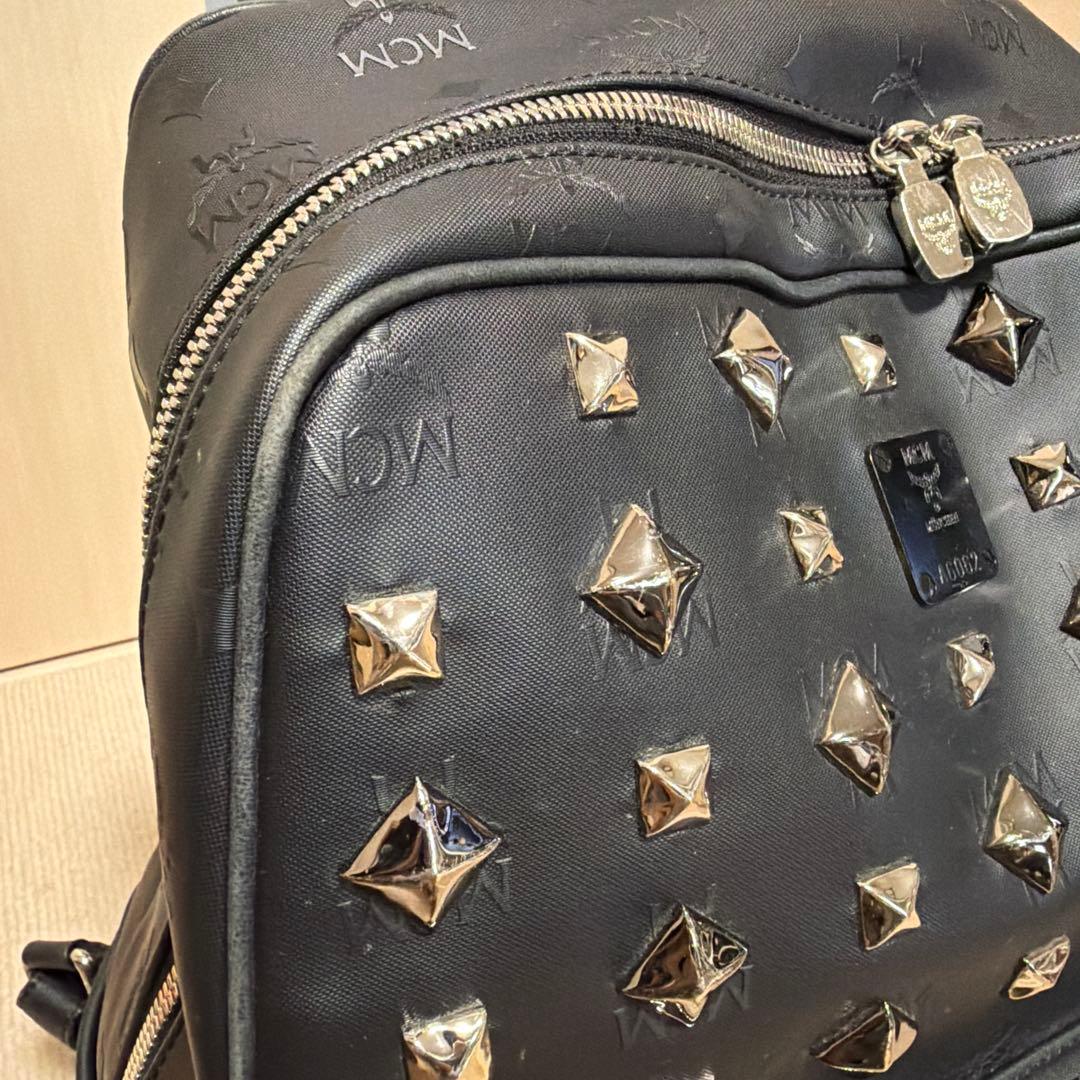 MCM スタッズ付きブラックリュック　本物ギャランティーカードあり