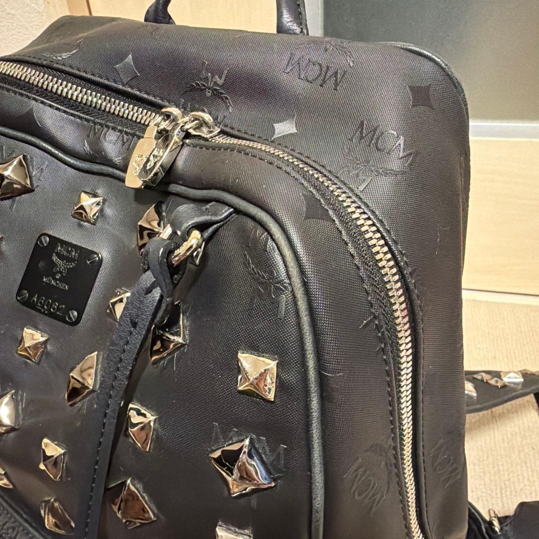 MCM スタッズ付きブラックリュック　本物ギャランティーカードあり