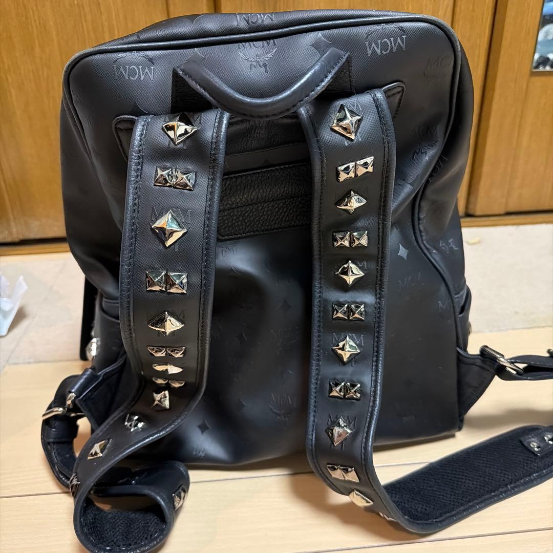 MCM スタッズ付きブラックリュック　本物ギャランティーカードあり