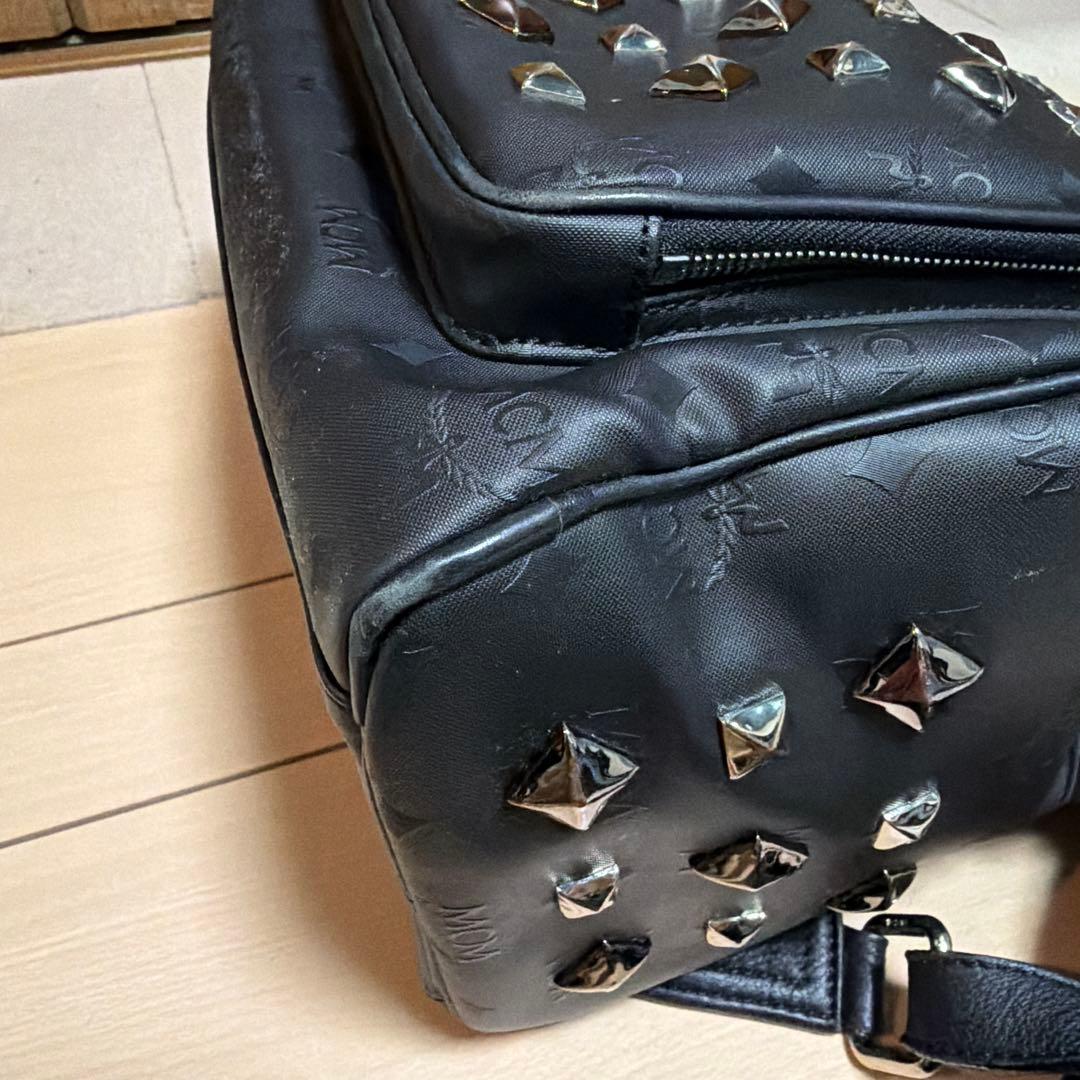 MCM スタッズ付きブラックリュック　本物ギャランティーカードあり