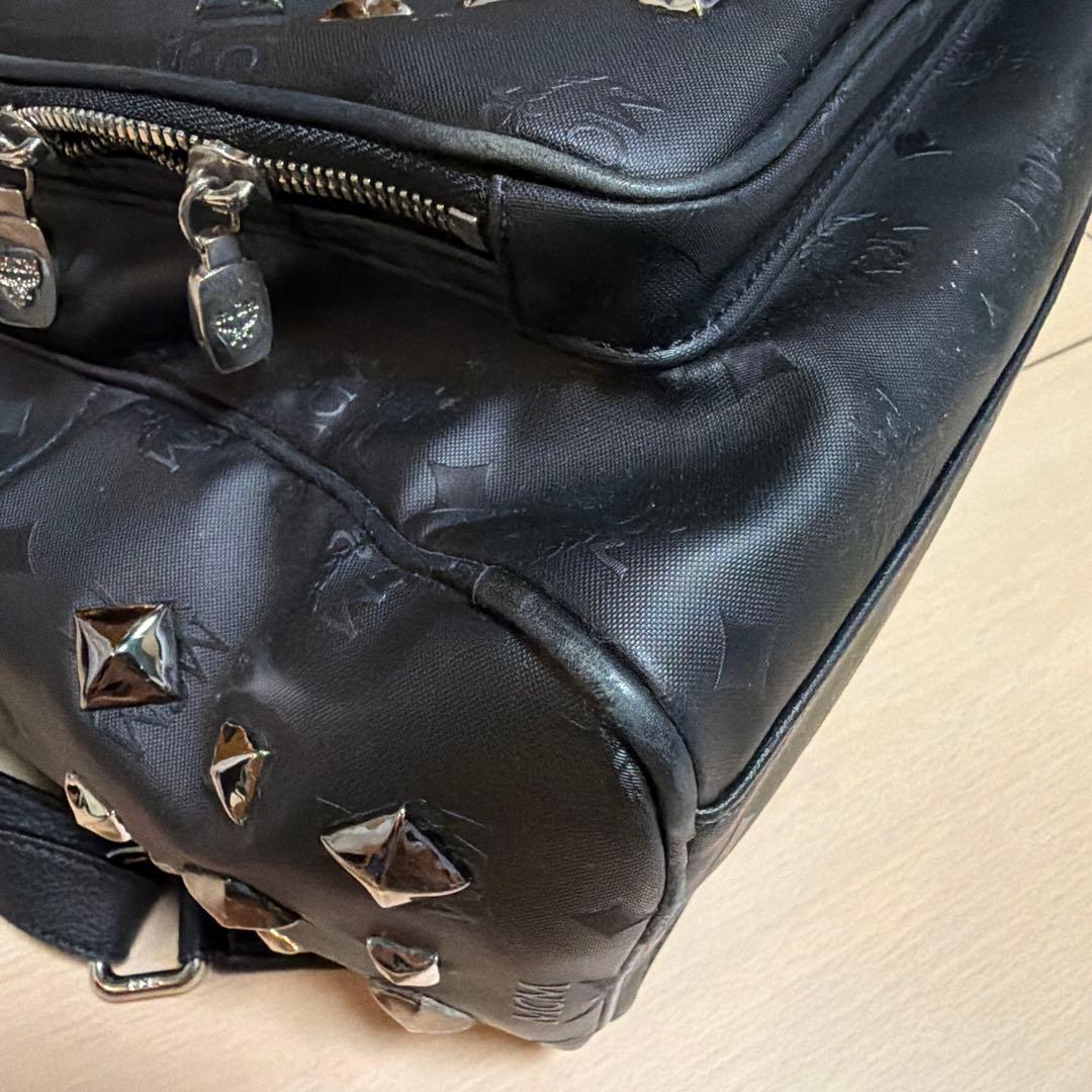 MCM スタッズ付きブラックリュック　本物ギャランティーカードあり