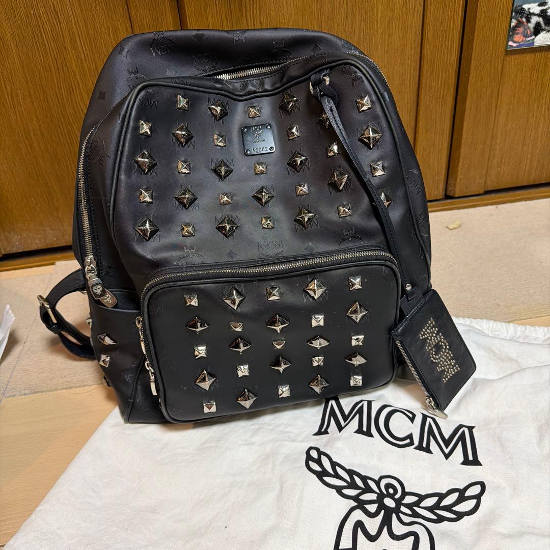 MCM スタッズ付きブラックリュック　本物ギャランティーカードあり