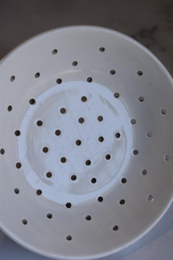 サルグミンヌ窯　白釉　水切り皿　艶があります　フランスアンティーク