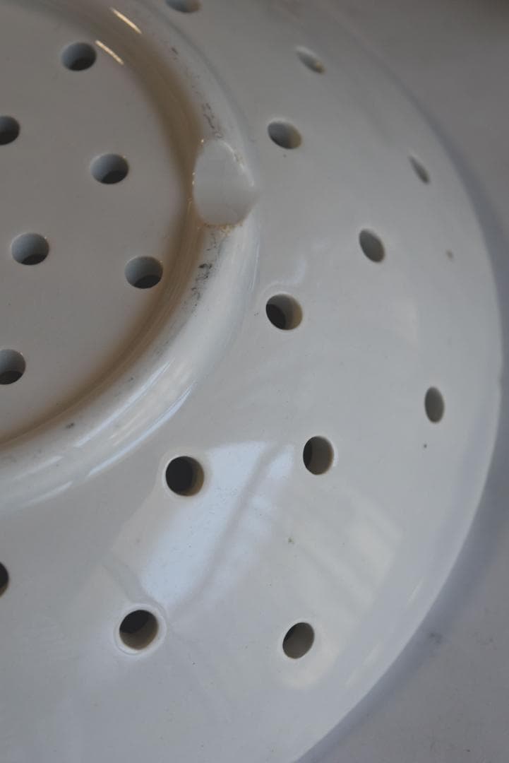 サルグミンヌ窯　白釉　水切り皿　艶があります　フランスアンティーク