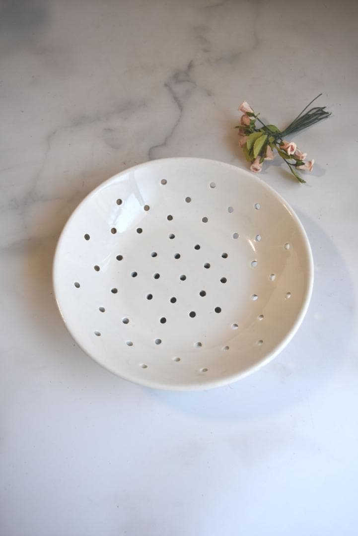 サルグミンヌ窯　白釉　水切り皿　艶があります　フランスアンティーク