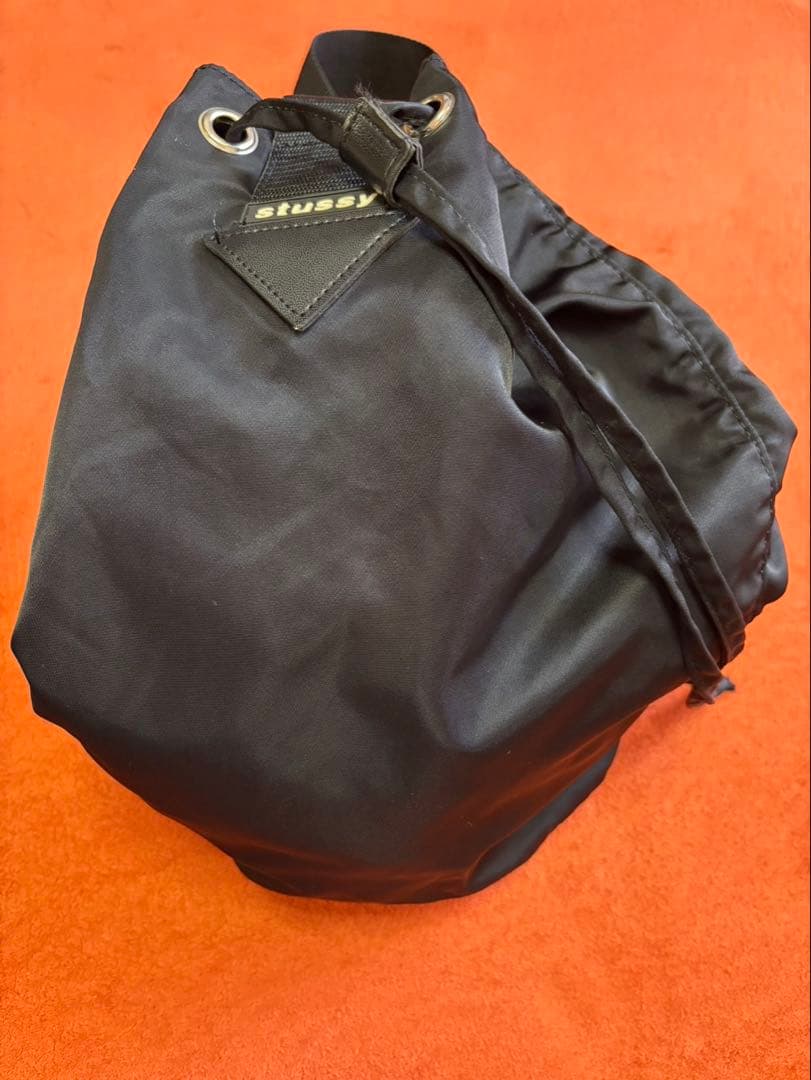 STUSSY 巾着風ショルダーバッグ ブラックの通販｜www.myxop.com
