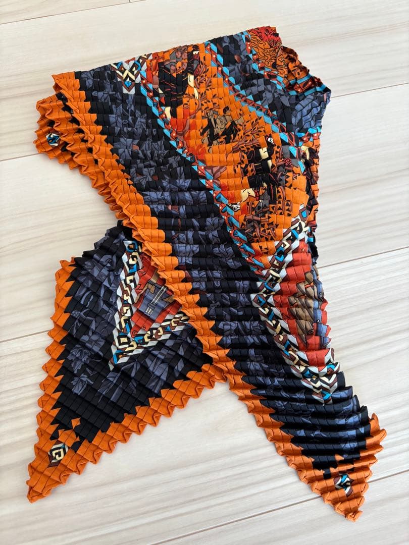 HERMESシルク100% プリーツ　オレンジ黒ダイヤモンドスカーフ