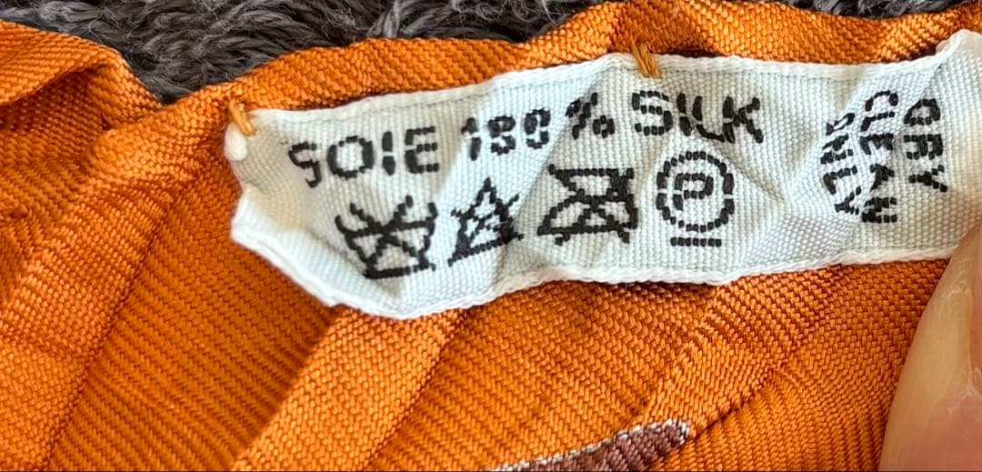 HERMESシルク100% プリーツ　オレンジ黒ダイヤモンドスカーフ