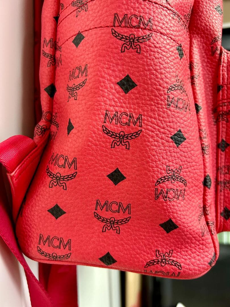 MCMスタッズ付ヴィセトス レザーリュック／レッド