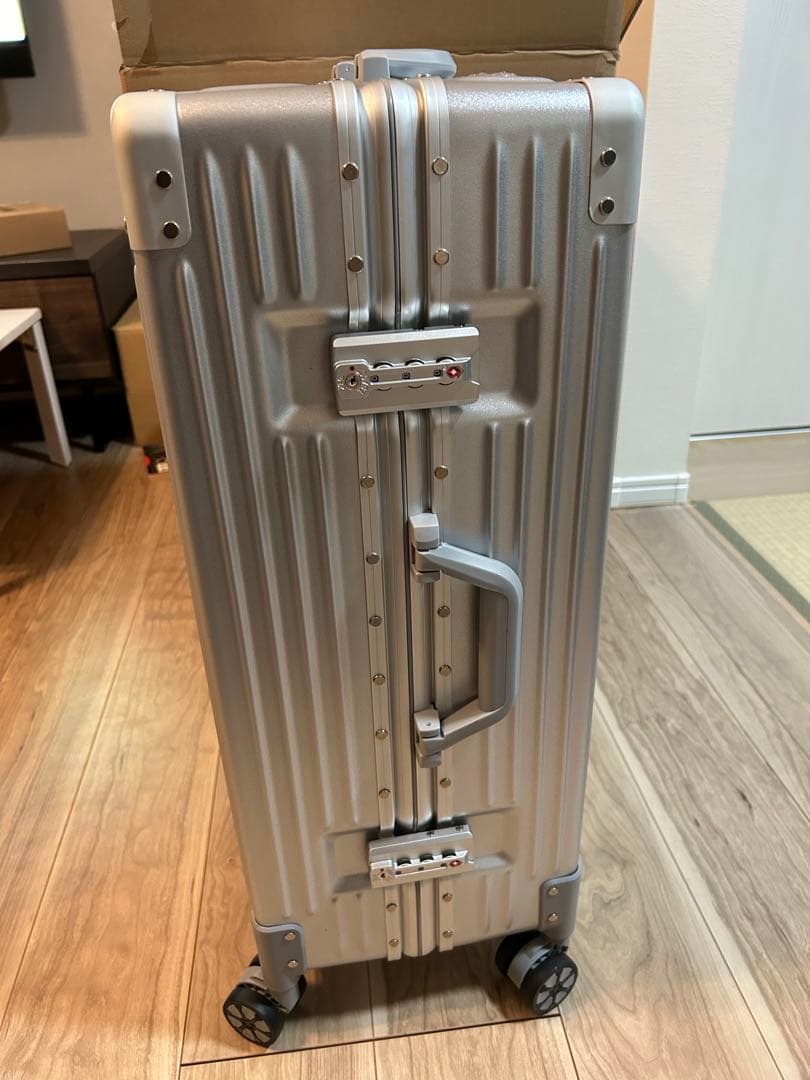 新品⭐️スーツケース⭐️アルミフレームタイプ 超軽量 大容量 シルバー Mサイズ