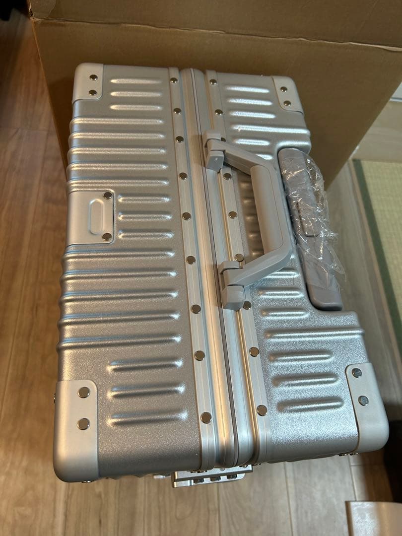 新品⭐️スーツケース⭐️アルミフレームタイプ 超軽量 大容量 シルバー Mサイズ