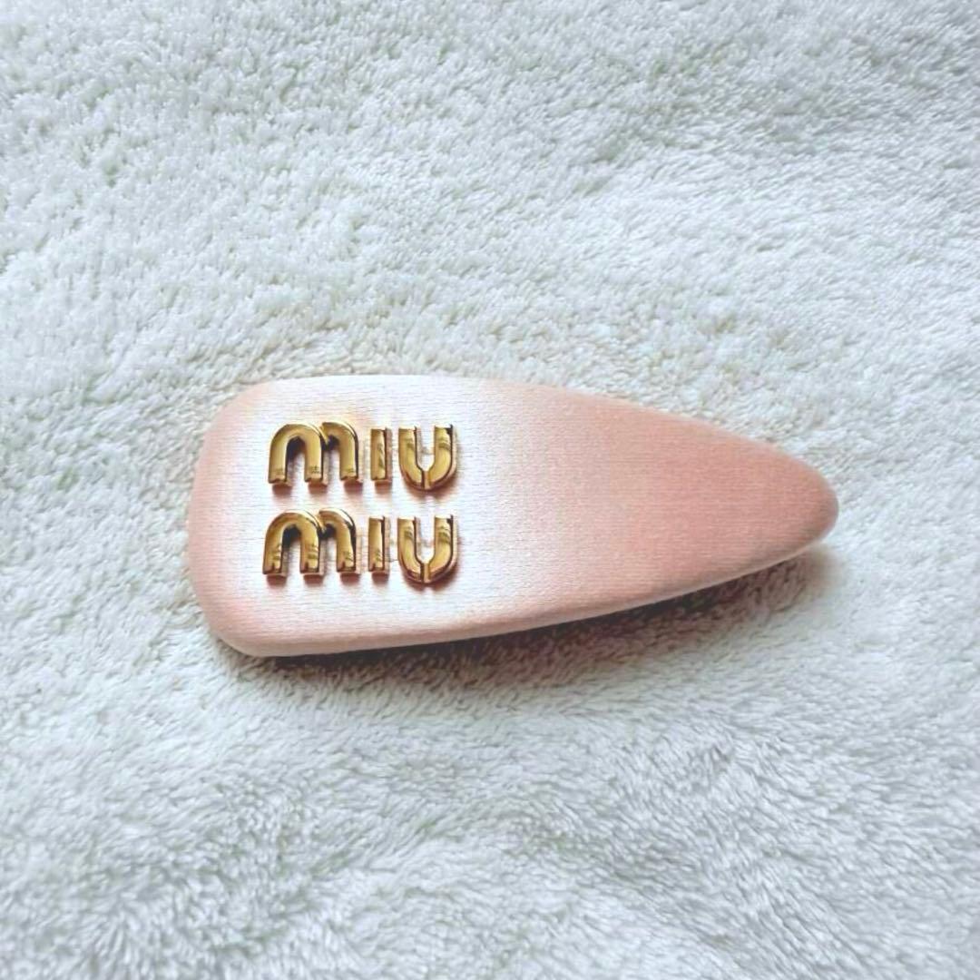 伊勢丹購入品】ミュウミュウ サテン ピンク ヘアクリップ 現行完売